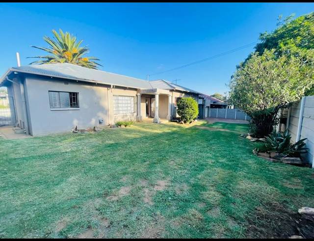 5 BEDROOM HOUSE FOR SALE IN PRIMROSE EAST